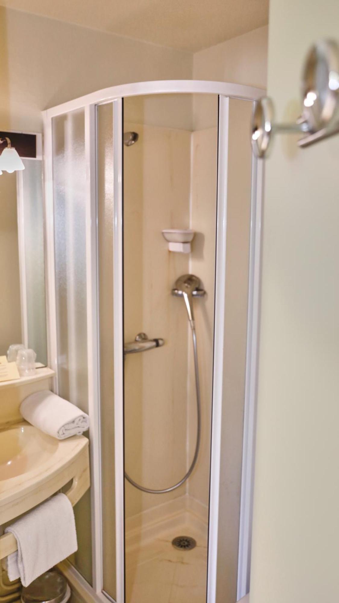 Brit Hotel シャンベリ エクステリア 写真